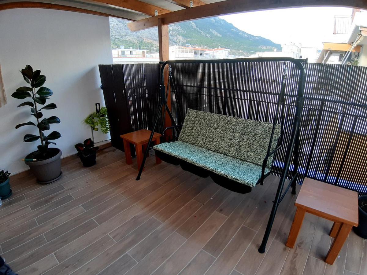 Central Apartment Near The Beach With Huge Private Terrace Loutráki Zewnętrze zdjęcie