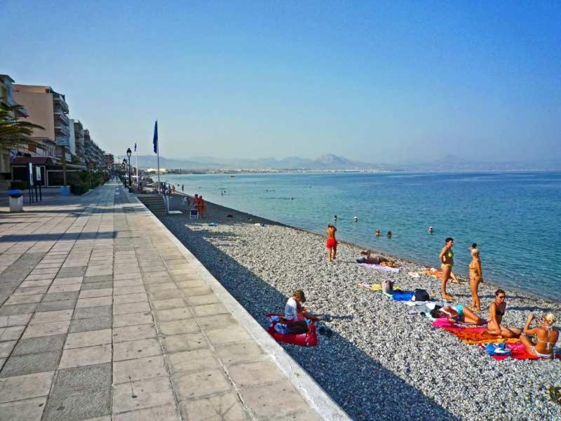 Central Apartment Near The Beach With Huge Private Terrace Loutráki Zewnętrze zdjęcie