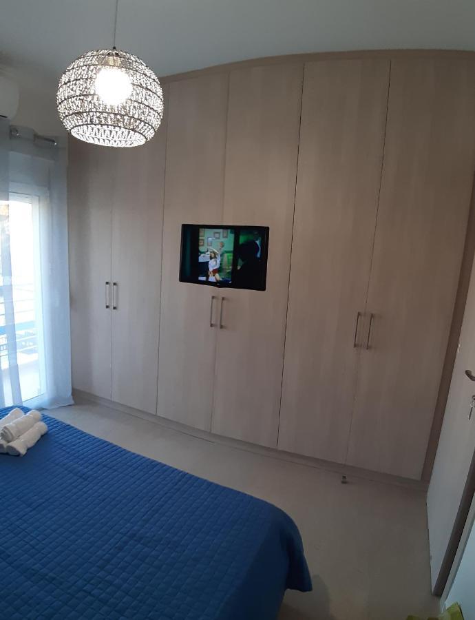 Central Apartment Near The Beach With Huge Private Terrace Loutráki Zewnętrze zdjęcie