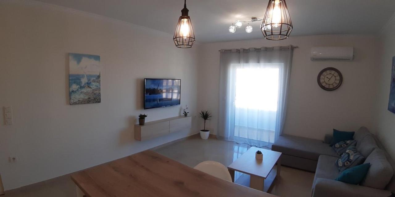 Central Apartment Near The Beach With Huge Private Terrace Loutráki Zewnętrze zdjęcie