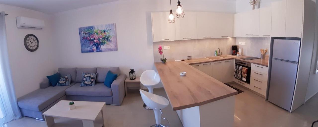 Central Apartment Near The Beach With Huge Private Terrace Loutráki Zewnętrze zdjęcie