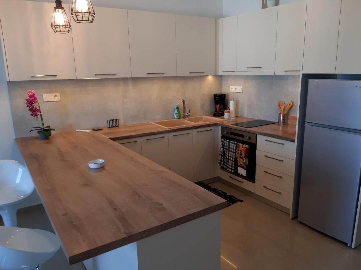 Central Apartment Near The Beach With Huge Private Terrace Loutráki Zewnętrze zdjęcie